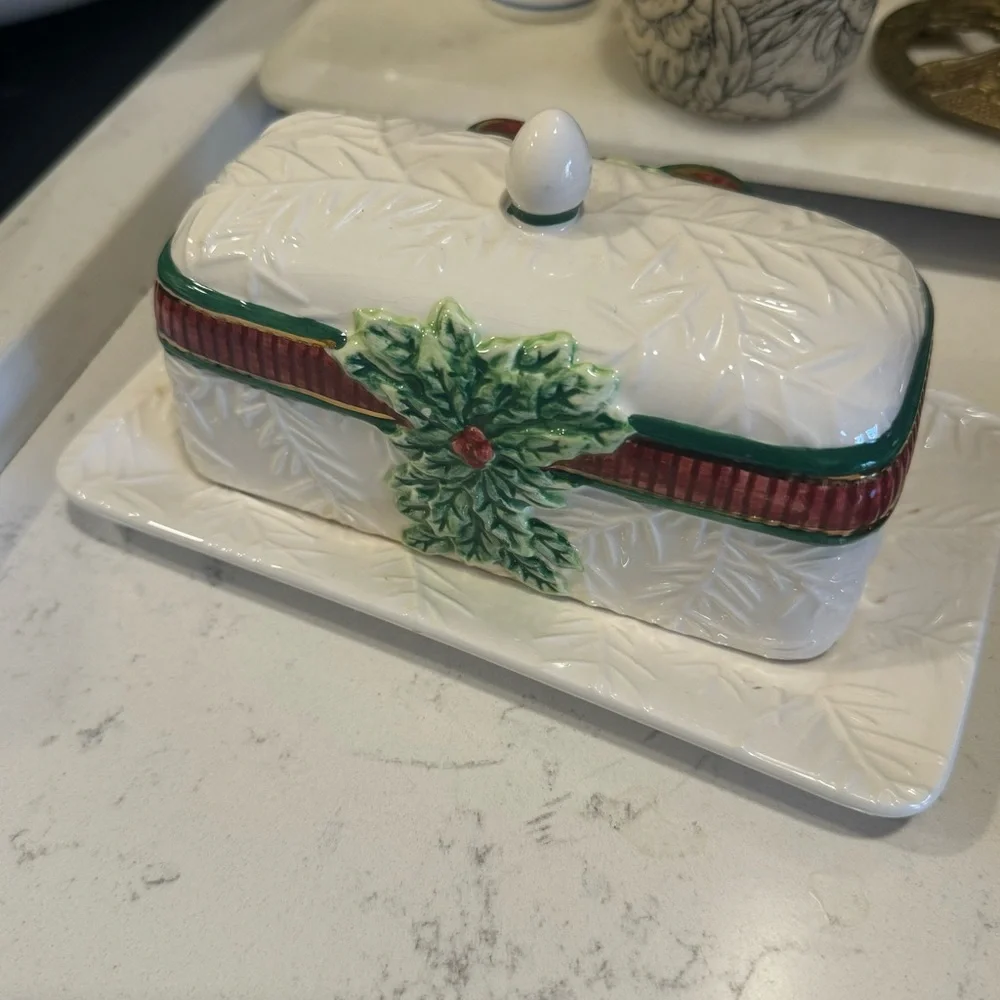 Deck the Holly by INSPIRADO DESIGNS 1/4 Lb Covered Butter Dish